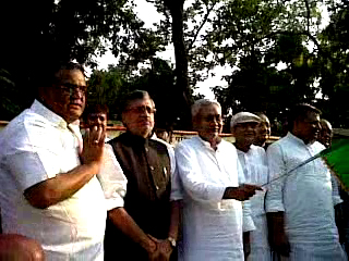 Nitish Kumar flagging off Eden Bus Service. Its founder Sacchidanand Rai is on the extreme left.